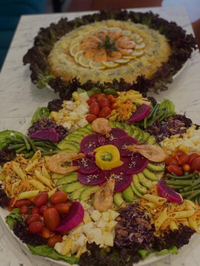 Salade délicieuse avec pastilla au poisson